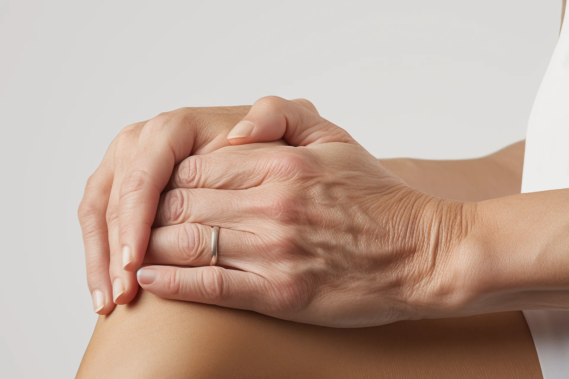 manos de persona mayor tocandose la rodilla