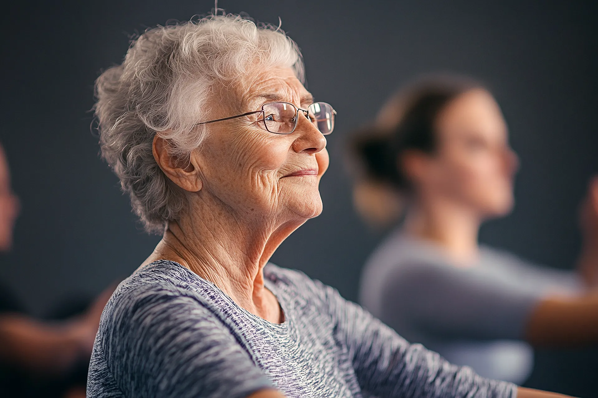 mujer mayor en una sesión de rehabilitacion