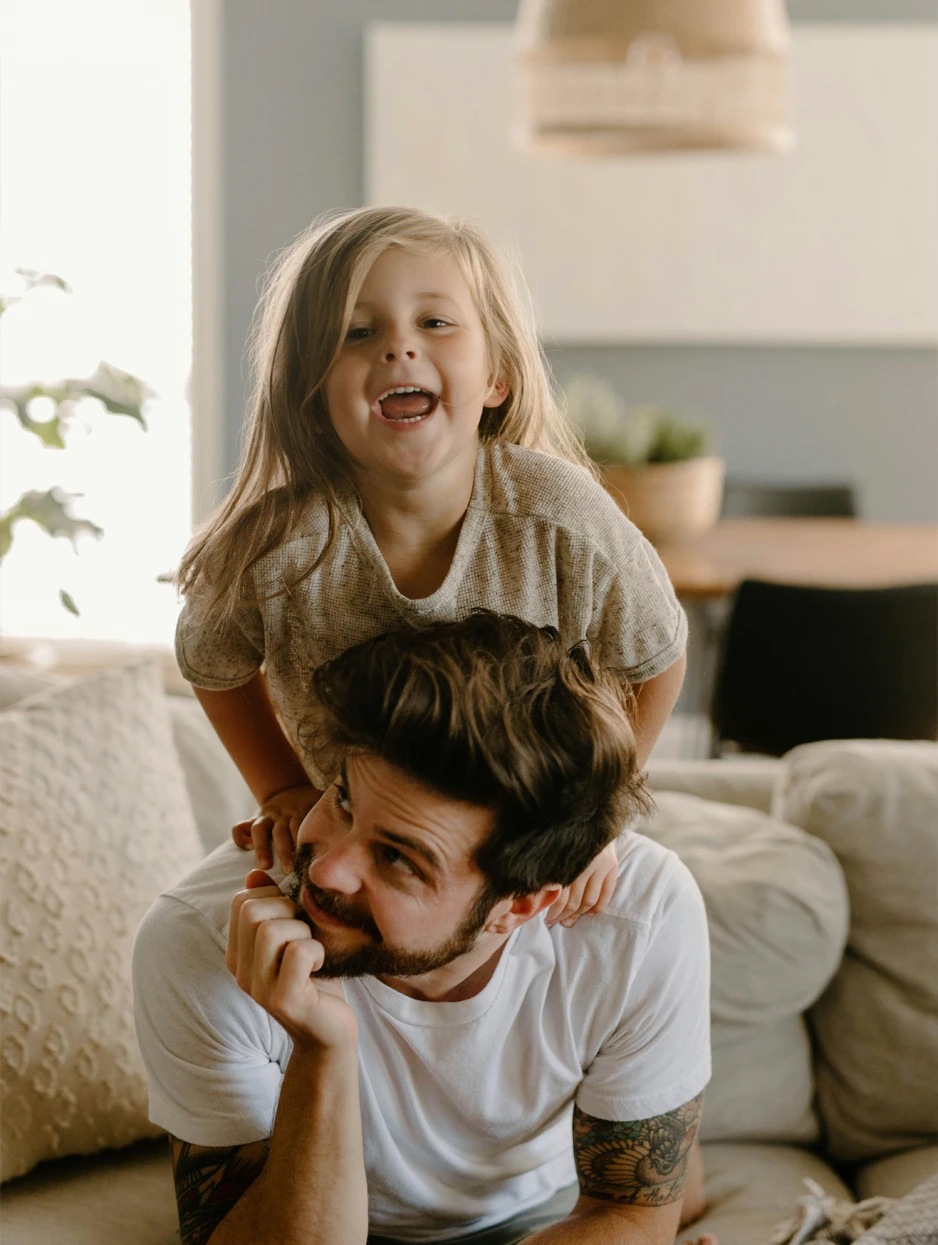 padre con su hija a la espalda
